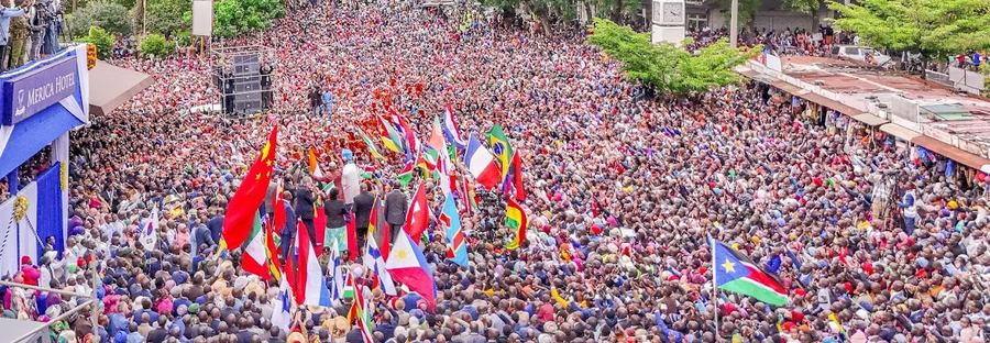 Une foule immense rassemblée avec les drapeaux des nations